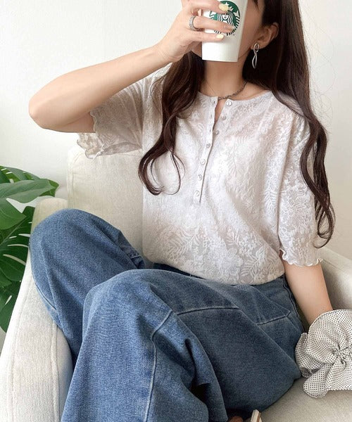 シアー花柄ジャガードで魅せる大人のこなれ感。総柄シアーヘンリートップス ce1010637