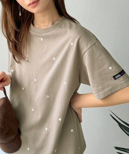 《JaVaジャバコラボ》春夏のカジュアルに、大人の“可愛い”をプラス。ミニハート刺繍Tシャツ（半袖） jv1010470