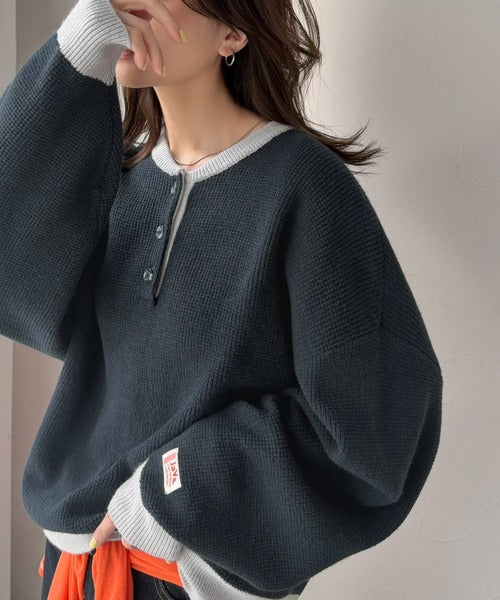 《JaVaジャバコラボ》ふっくら、袖たっぽり。ワッフル編みヘンリーネックオーバーサイズ配色ニット jv1350022