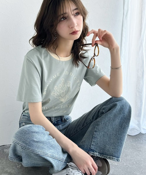 トレンドのディテールが魅力。シルケットフラワーカーブロゴリンガー半袖Tシャツ ce1020196