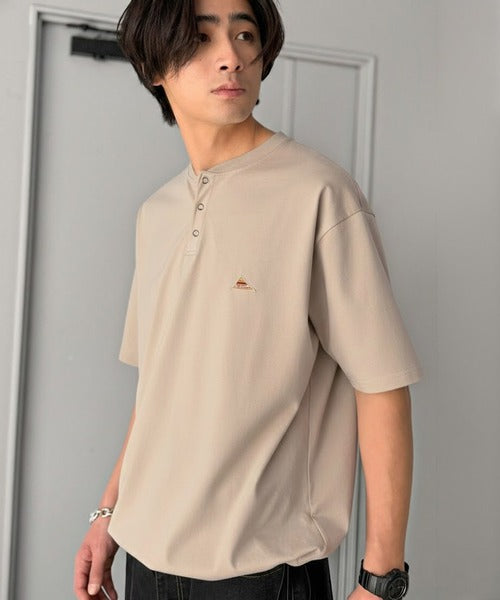 《JaVaジャバコラボ》【接触冷感機能付き】汗ばむ時期も触れた瞬間ひんやり心地よく！ヘビーウェイト素材 裾ドロスト付き リングドット釦 ヘンリーネックTシャツ jo1320006