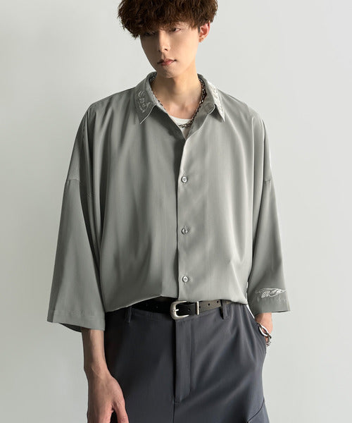 「雰囲気アガる。」衿刺繍ドレープドルマンシャツ／Embroidered Collar Draped Dolman Shirt co1010004