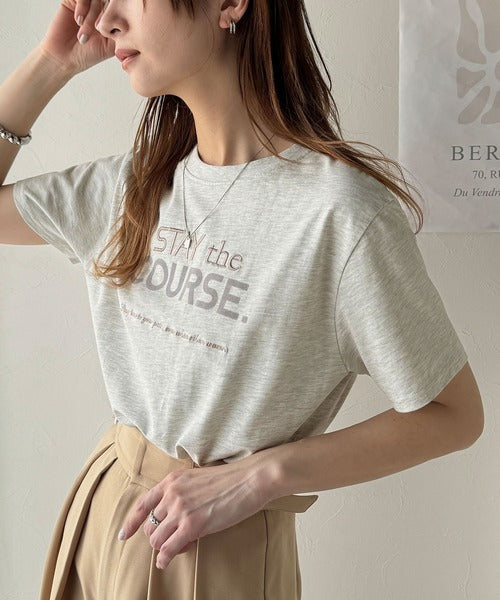 【sustaina+】シンプルなのに格上げ感抜群。オーガニックコットン100%前後2wayロゴ刺繍＆フロッキーTシャツ(半袖) ce1260399