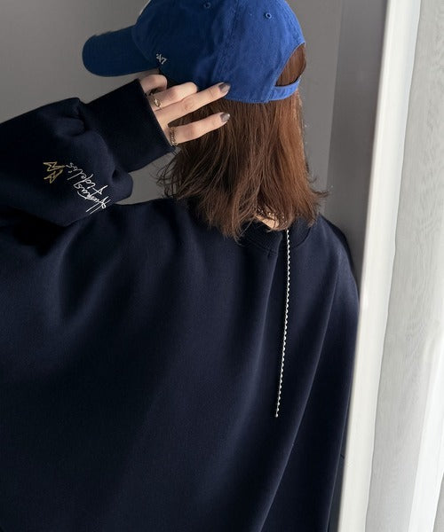 今っぽカジュアルの本命スウェット♪エンブレム風らくがき刺繍入りフロッキープリント裏起毛プルオーバー（長袖） ce1260508