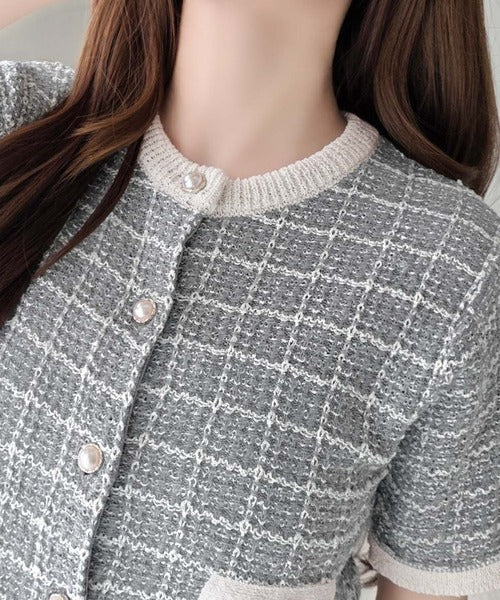 【mily bilet】さりげない華やぎで品よく可愛い♪パール釦ツイード編みロゴプレート付ニットカーディガン（半袖） mi1359057