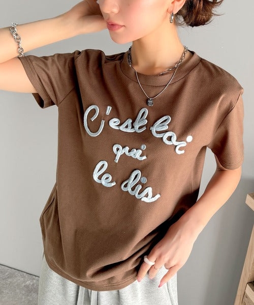 【mily bilet】着るだけでオシャレ感！ロゴプレート付きカラーフレンチコード刺繍Tシャツ(半袖) mi1329015