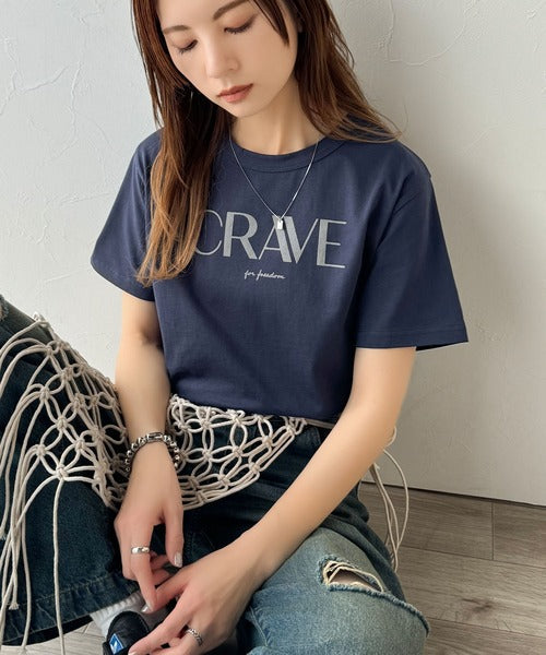 【sustaina+】垢抜けた大人カジュアル。オーガニックコットン100％フロッキーロゴプリントTシャツ ce1260398