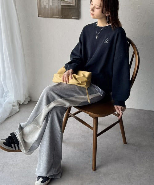 シンプルながらも洗練されたデザインで、こなれ感。胸刺繍スウェット見えコクーンニット（長袖） ce1260463