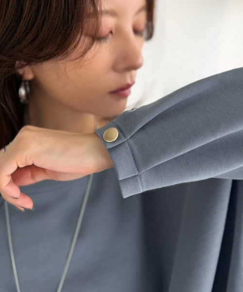 一枚で、品よく華奢見え。袖タック×マットゴールドボタン使い ボートネックポンチ素材プルオーバー（長袖） ce1260639