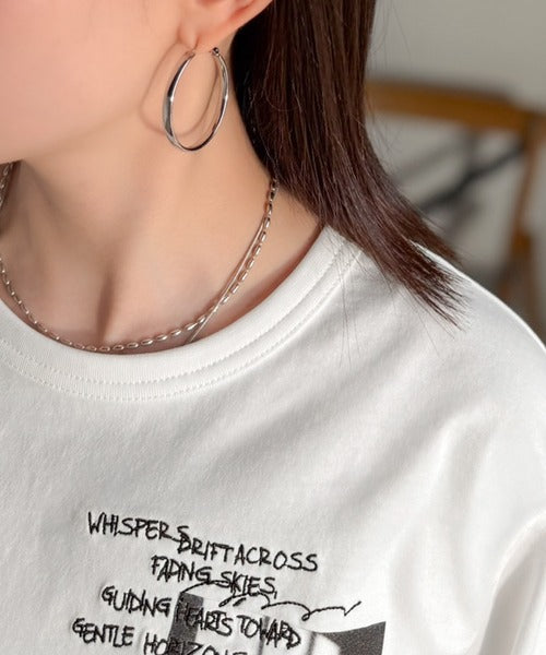ラフでも品格、シンプルでも存在感。オーガニックコットン混 綿100％ グラフィック飛び刺繍フォトTシャツ（半袖） ce1260537