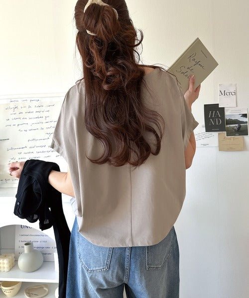 ひんやり素材で涼しく快適に。こなれタックデザインの半袖フレンチスリーブカットソー。（接触冷感機能付き） ce1050264
