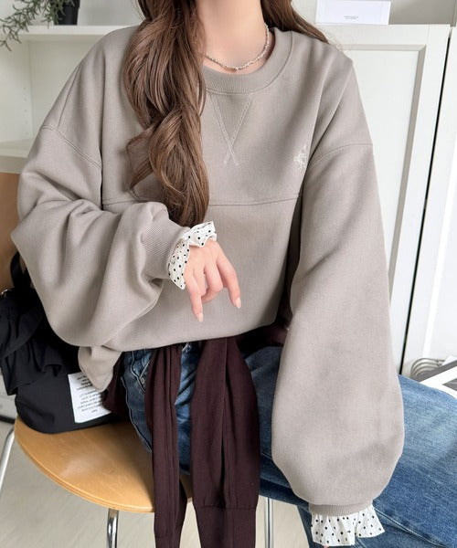 ちらっと覗くフリルで、いつものお洒落を格上げ♪袖先ドット柄フリル使い胸元刺繍入りオーバーサイズ裏起毛スウェット（長袖） ce1260636