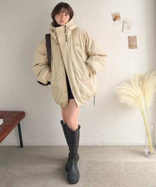 《JaVaジャバコラボ》サマになる、今どきバランス。フェイクダウンフード刺繍ミドル丈オーバーサイズジャケット jv1265119