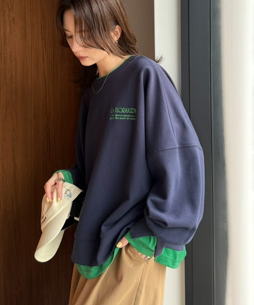 《JaVaジャバコラボ》着るだけでレイヤード上級者！配色刺繍レイヤード風オーバーサイズ裏起毛プルオーバー jv1050390