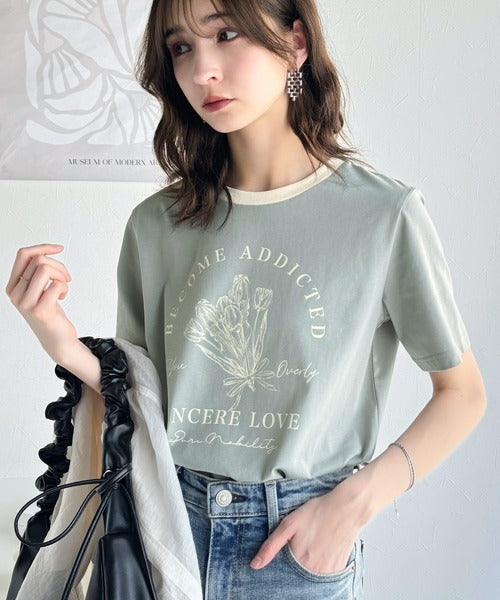 トレンドのディテールが魅力。シルケットフラワーカーブロゴリンガー半袖Tシャツ ce1020196