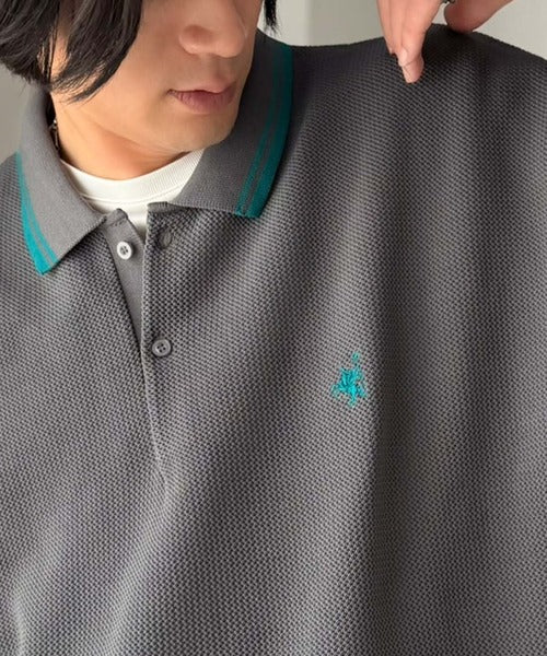 《JaVaジャバコラボ》ベーシック以上、主張しすぎない存在感。胸刺繍入り襟ライン配色ニットポロシャツ（長袖） jo1250008