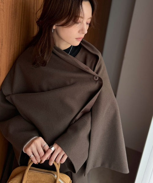 【Classical Evon】大人の品格ある装い。羽織るだけで「こなれた私の完成」ケープ付きフレアシルエットノーカラーメルトンコート（ミドル丈） ev1265088