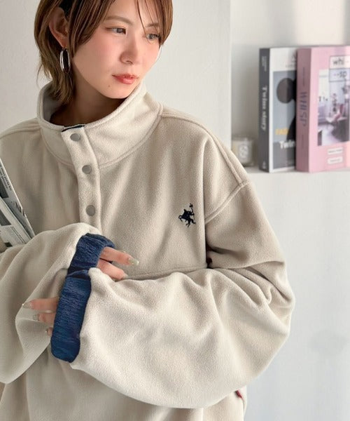 《JaVa ジャバコラボ》暖かさも、お洒落感も、欲張りに。胸刺繍ジャガード切り替えハーフボタンフリースプルオーバー jv1010674