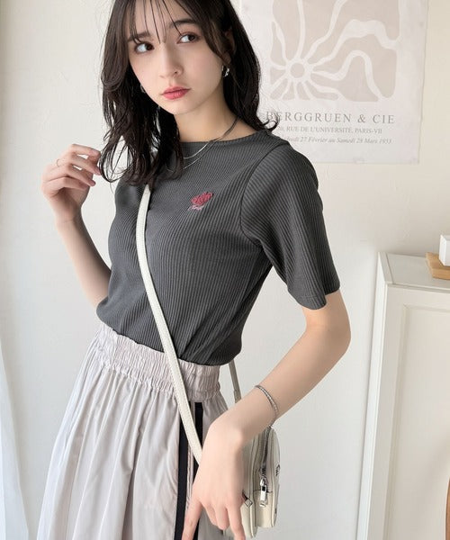 胸元にキュン。ハートサガラ刺繍テレコリブ素材ボートネックTシャツ（半袖） ce1330019