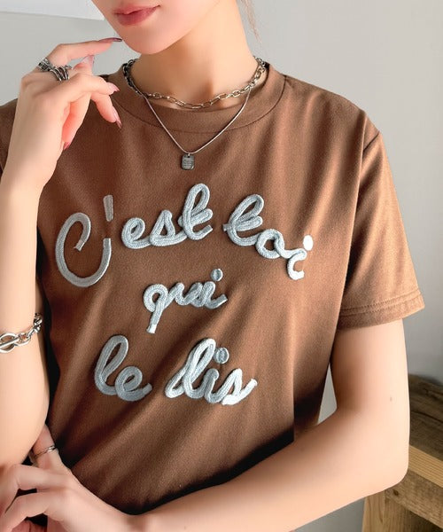 【mily bilet】着るだけでオシャレ感！ロゴプレート付きカラーフレンチコード刺繍Tシャツ(半袖) mi1329015