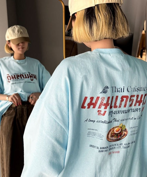 《JaVaジャバコラボ》お洒落見え確定。綿100％タイ料理メニュー風プリントルーズフィットTシャツ(オーバーサイズ) jv1029127