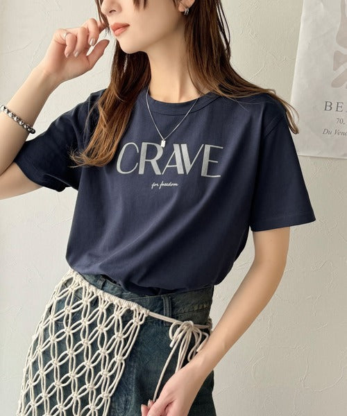 【sustaina+】垢抜けた大人カジュアル。オーガニックコットン100％フロッキーロゴプリントTシャツ ce1260398