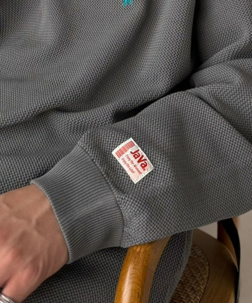 《JaVaジャバコラボ》ベーシック以上、主張しすぎない存在感。胸刺繍入り襟ライン配色ニットポロシャツ（長袖） jo1250008