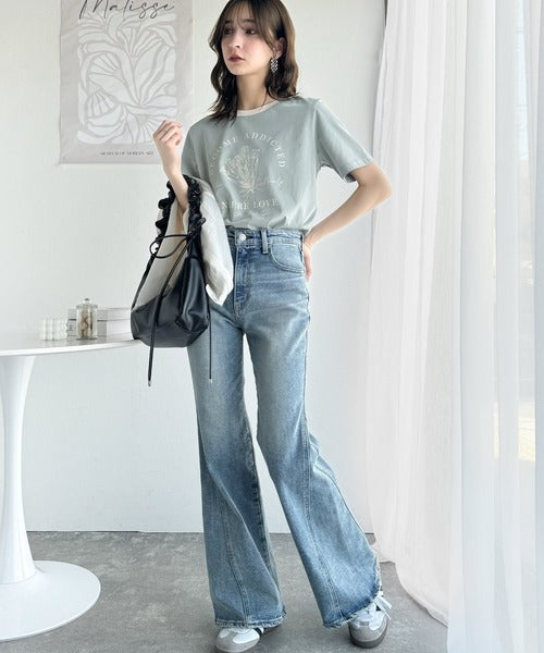 トレンドのディテールが魅力。シルケットフラワーカーブロゴリンガー半袖Tシャツ ce1020196