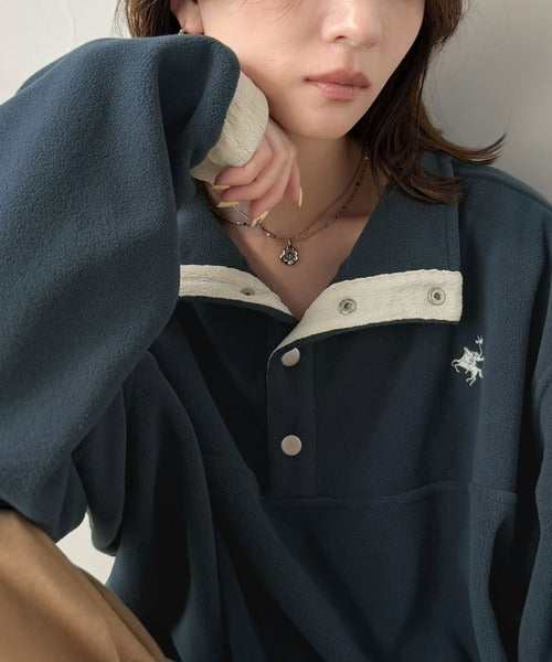 《JaVa ジャバコラボ》暖かさも、お洒落感も、欲張りに。胸刺繍ジャガード切り替えハーフボタンフリースプルオーバー jv1010674