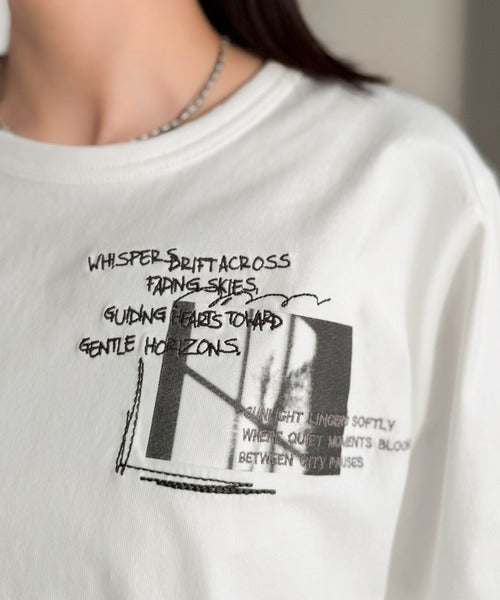 ラフでも品格、シンプルでも存在感。オーガニックコットン混 綿100％ グラフィック飛び刺繍フォトTシャツ（半袖） ce1260537