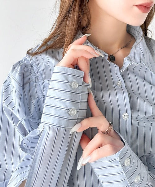 【mily bilet】大人カジュアルに高級感をプラス。ロゴブローチ付きドロストリボンビッグシャツ(長袖) mi1019076