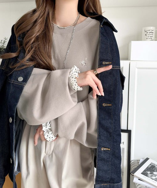 ちらっと覗くフリルで、いつものお洒落を格上げ♪袖先ドット柄フリル使い胸元刺繍入りオーバーサイズ裏起毛スウェット（長袖） ce1260636