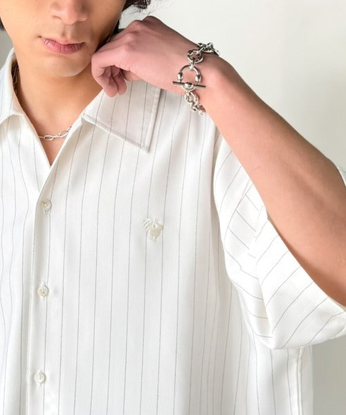 《JaVaジャバコラボ》羽織りとしても重宝する、汎用性の高さが魅力！刺繍入り ヘリンボーン織ストライプ柄 オーバーサイズ半袖シャツ jo1010044