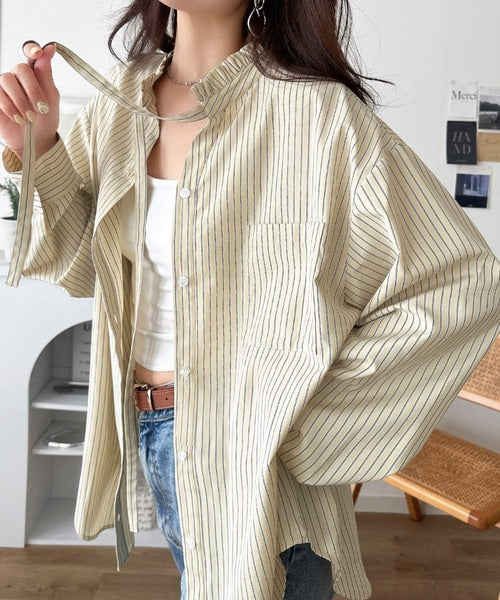 【防シワ機能付き】華やかフリルで印象チェンジ。前後2WAYで楽しむ、襟フリルリボンシャツ(長袖) ce1025024