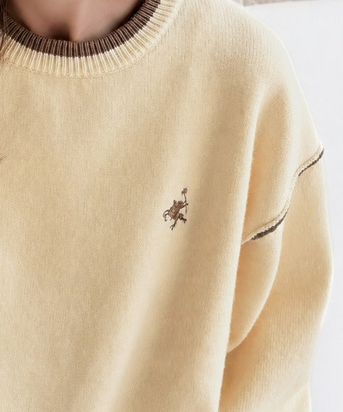 ゆるっと上品、やさしく映える。胸刺繍入り配色クルーネックオーバーサイズニット（長袖） ce1350019