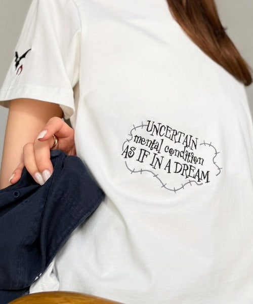 ぐるり360°で魅せる、さりげないのに主役級！オーガニックコットン100％ナイトメアグラフィック刺繍T(半袖) ce1010573