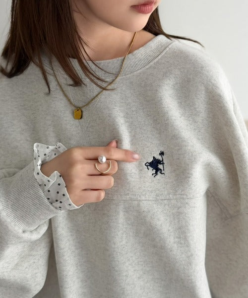 ちらっと覗くフリルで、いつものお洒落を格上げ♪袖先ドット柄フリル使い胸元刺繍入りオーバーサイズ裏起毛スウェット（長袖） ce1260636