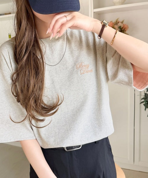 《JaVaジャバコラボ》大人の色魅せ、軽やかに映える。綿100％ 胸刺繍入り 袖配色切り替え Tシャツ（半袖） jv1330106