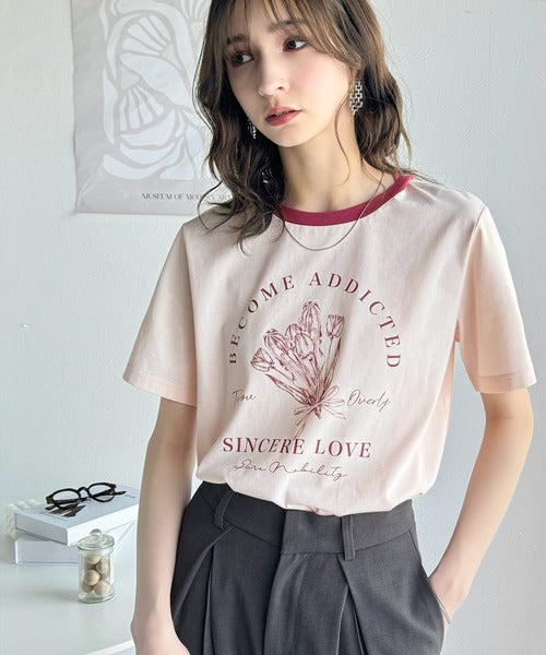 トレンドのディテールが魅力。シルケットフラワーカーブロゴリンガー半袖Tシャツ ce1020196