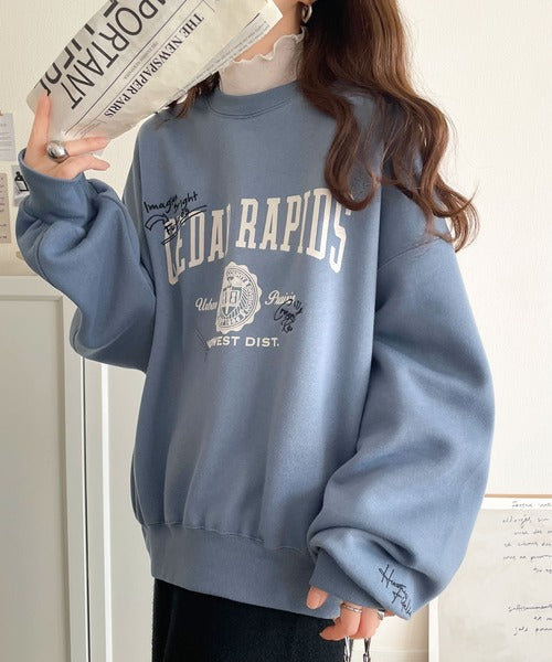 今っぽカジュアルの本命スウェット♪エンブレム風らくがき刺繍入りフロッキープリント裏起毛プルオーバー（長袖） ce1260508