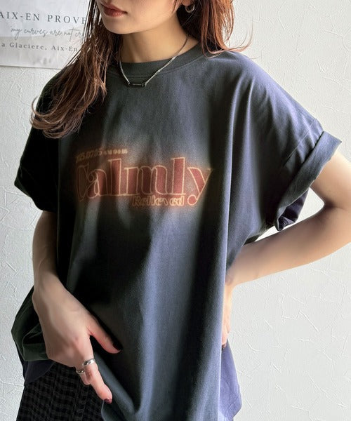 1枚で着映える。平和グラフィックスプレー風ロゴ半袖Tシャツ(オーバーサイズ） ce1050270