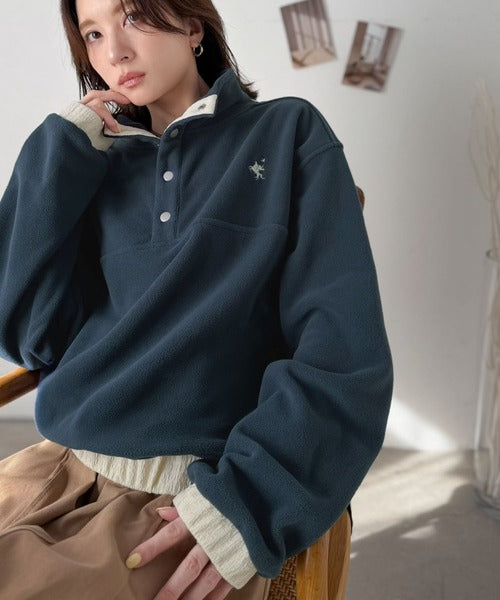 《JaVa ジャバコラボ》暖かさも、お洒落感も、欲張りに。胸刺繍ジャガード切り替えハーフボタンフリースプルオーバー jv1010674