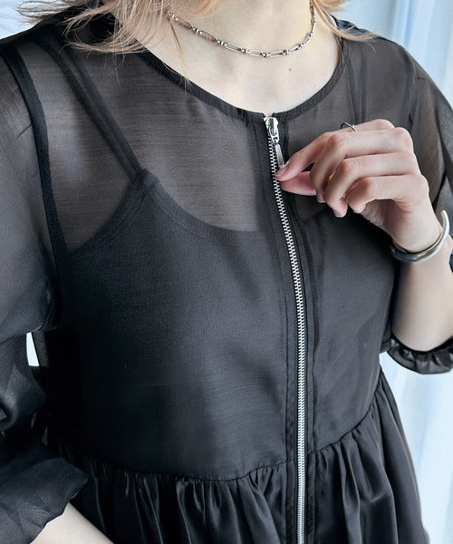 程よい透け感が女性らしい。前後2WAYのオーガンジーのバルーンブルゾン ce1010383