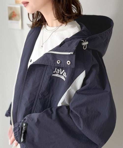《JaVaジャバコラボ》軽やかに魅せる、スポーティモード。サイド配色切替ナイロン100％パーカー jv1265037