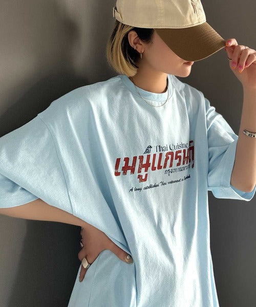 《JaVaジャバコラボ》お洒落見え確定。綿100％タイ料理メニュー風プリントルーズフィットTシャツ(オーバーサイズ) jv1029127
