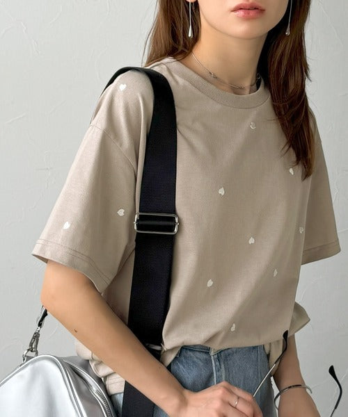 《JaVaジャバコラボ》春夏のカジュアルに、大人の“可愛い”をプラス。ミニハート刺繍Tシャツ（半袖） jv1010470