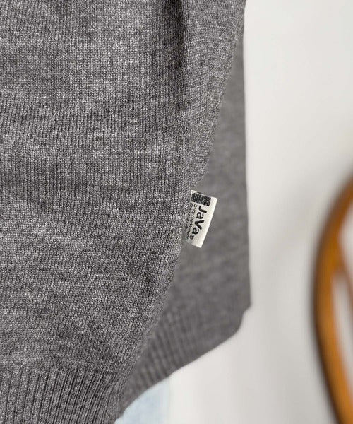 《Javaジャバコラボ》顔周りスッキリ&胸元刺繍で映える♪配色刺繍ヘンリーネックニット jv1240110