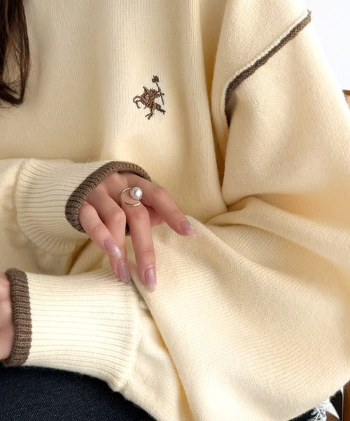 ゆるっと上品、やさしく映える。胸刺繍入り配色クルーネックオーバーサイズニット（長袖） ce1350019