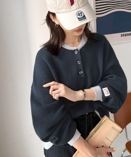 《JaVaジャバコラボ》ふっくら、袖たっぽり。ワッフル編みヘンリーネックオーバーサイズ配色ニット jv1350022