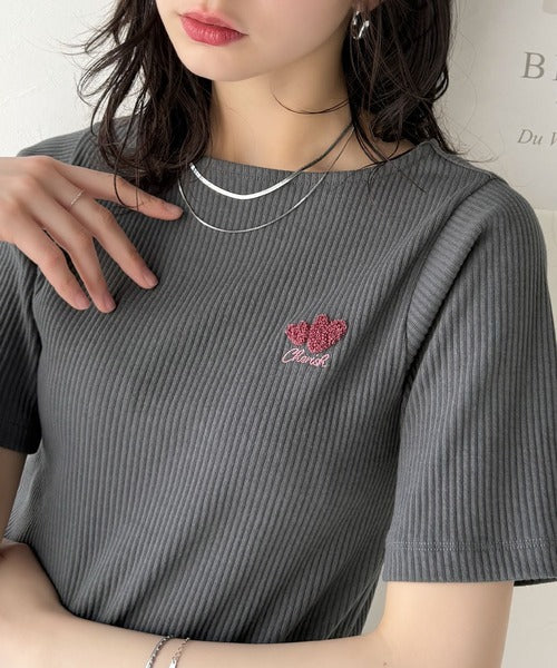 胸元にキュン。ハートサガラ刺繍テレコリブ素材ボートネックTシャツ（半袖） ce1330019